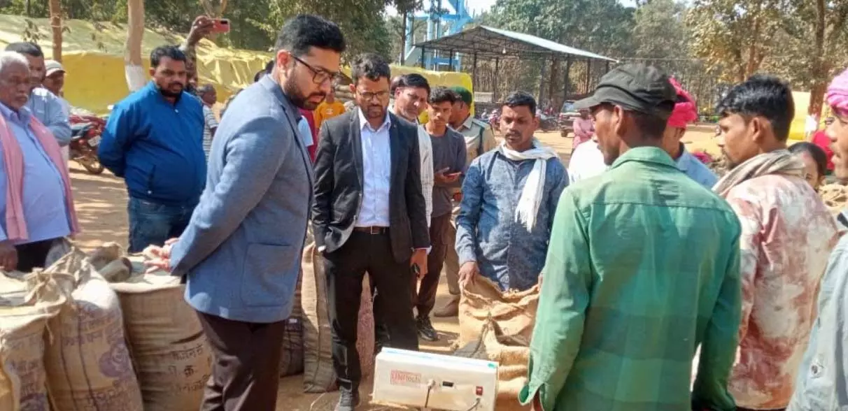 कलेक्टर ने आमाकोनी धान उपार्जन केंद्र पर किया औचक निरीक्षण कलेक्टर ने आमाकोनी धान उपार्जन केंद्र पर किया औचक निरीक्षण