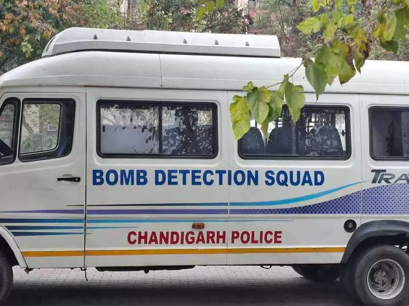 Chandigarh District कोर्ट में बम की धमकी से दहशत फैल गई, परिसर खाली कराया गया Chandigarh District कोर्ट में बम की धमकी से दहशत फैल गई, परिसर खाली कराया गया