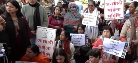 कुलदीप सेंगर की जमानत के विरोध में महिलाओं ने दिल्ली हाईकोर्ट के बाहर किया प्रदर्शन कुलदीप सेंगर की जमानत के विरोध में महिलाओं ने दिल्ली हाईकोर्ट के बाहर किया प्रदर्शन