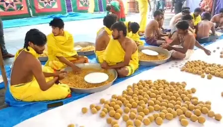 कर्नाटक : मैसूर के योग नरसिम्हास्वामी मंदिर में नए साल पर विशेष तैयारी, 2 लाख लड्डू तैयार कर्नाटक : मैसूर के योग नरसिम्हास्वामी मंदिर में नए साल पर विशेष तैयारी, 2 लाख लड्डू तैयार