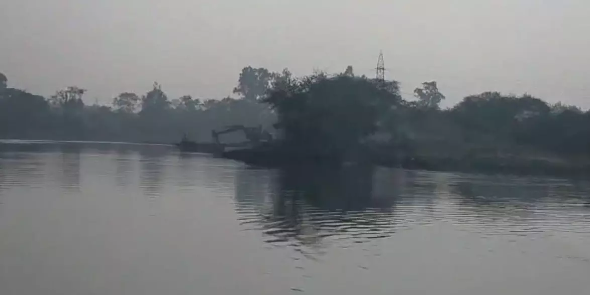 खारुन नदी तट पर अवैध रेत उत्खनन पर संयुक्त कार्रवाई, सक्शन व चैन माउंट मशीन जब्त खारुन नदी तट पर अवैध रेत उत्खनन पर संयुक्त कार्रवाई, सक्शन व चैन माउंट मशीन जब्त