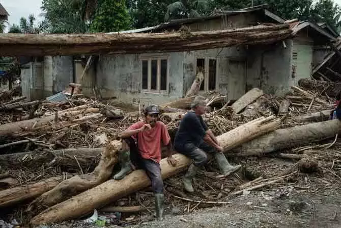 Aceh में तबाही के एक महीने बाद भी हाहाकार: 4.5 लाख लोग बेघर Aceh में तबाही के एक महीने बाद भी हाहाकार: 4.5 लाख लोग बेघर