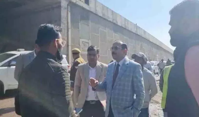 Uttar Pradesh में अधिकारी ने डेडलाइन छूटने पर पुल से कूदने की धमकी दी Uttar Pradesh में अधिकारी ने डेडलाइन छूटने पर पुल से कूदने की धमकी दी