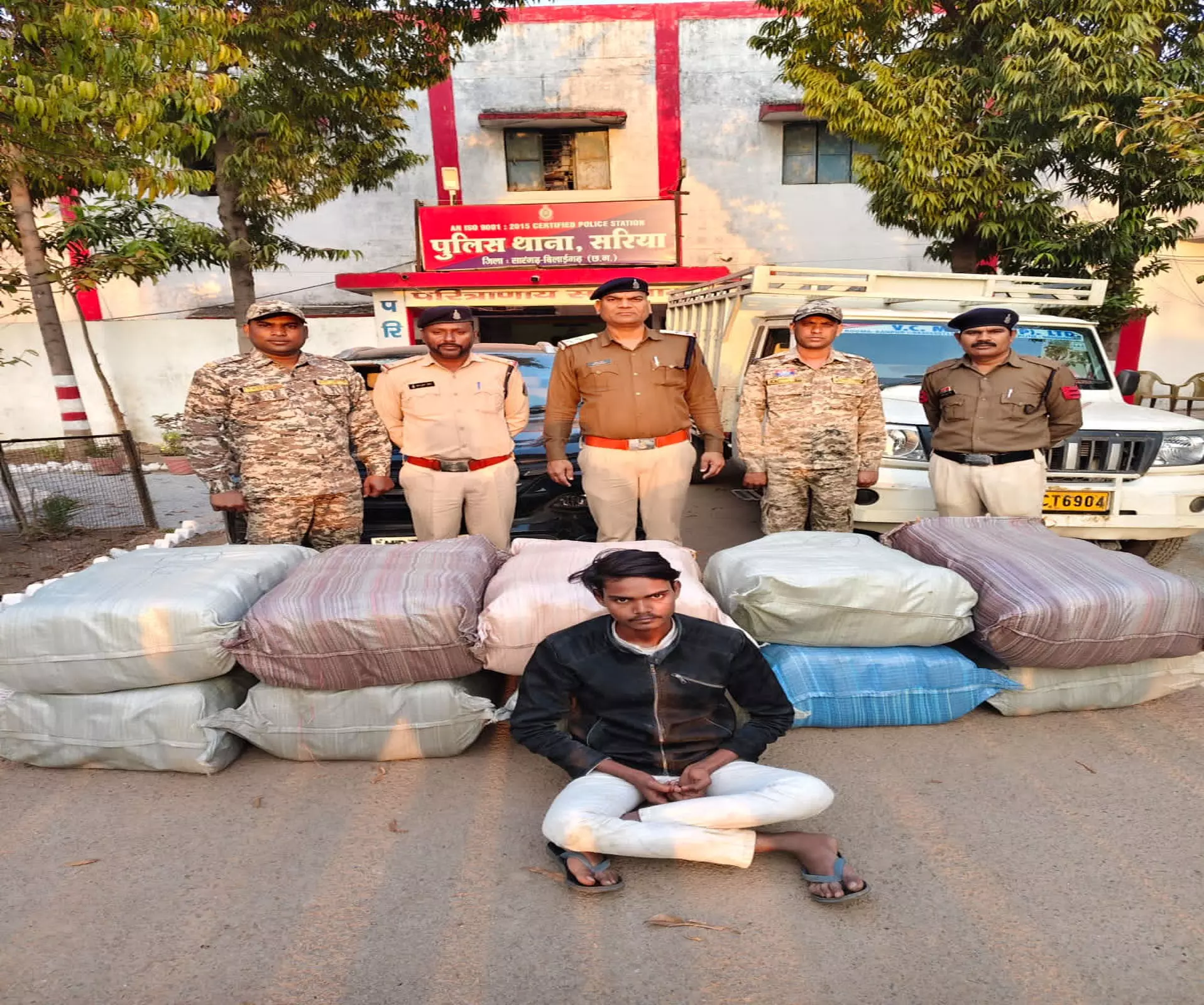 CG BREAKING: नए साल से पहले गांजा माफिया पर कडा प्रहार, 48 लाख का माल किया जब्त CG BREAKING: नए साल से पहले गांजा माफिया पर कडा प्रहार, 48 लाख का माल किया जब्त