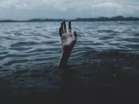 मामा समेत दो भांजे की तालाब में डूबने से मौत, तीनों के शव बरामद मामा समेत दो भांजे की तालाब में डूबने से मौत, तीनों के शव बरामद