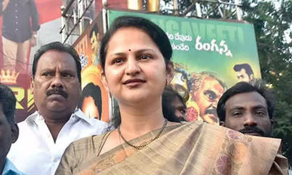 Andhra Pradesh: वंगावेती परिवार और YSRCP के बीच फिर बढ़ती नज़दीकियों के संकेत Andhra Pradesh: वंगावेती परिवार और YSRCP के बीच फिर बढ़ती नज़दीकियों के संकेत