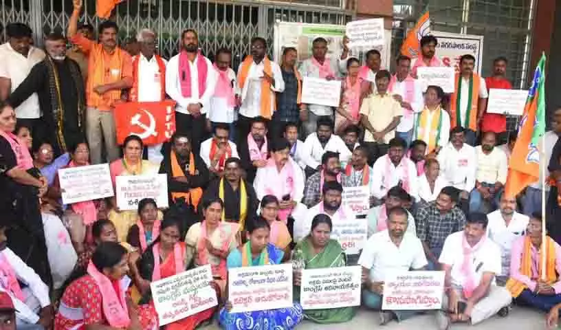 दुकानें गिराए जाने के विरोध में गोदावरीखानी में JAC की बाइक रैली दुकानें गिराए जाने के विरोध में गोदावरीखानी में JAC की बाइक रैली