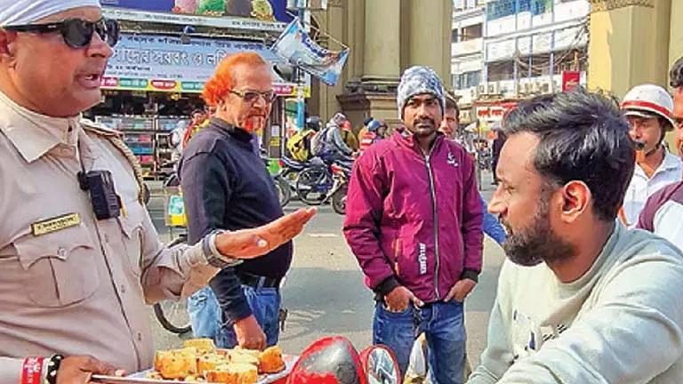 Police ने नियम तोड़ने पर जुर्माने की जगह केक बांटे! Police ने नियम तोड़ने पर जुर्माने की जगह केक बांटे!