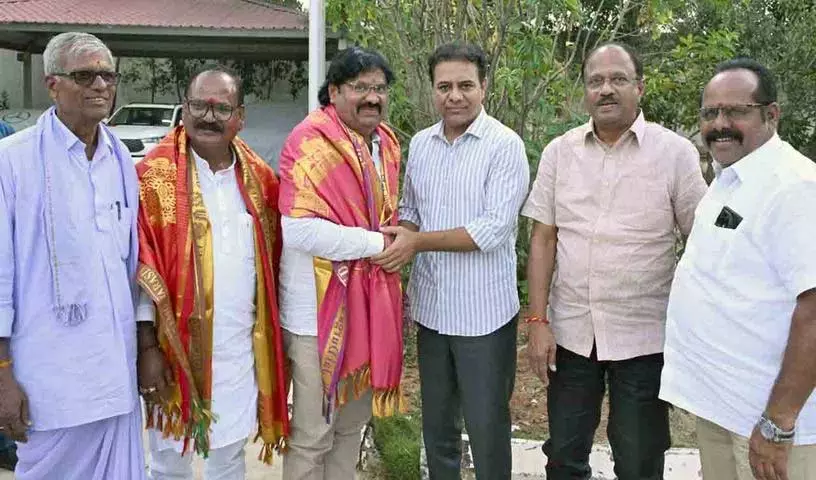 KTR की मौजूदगी में 150 कांग्रेस नेताओं ने विरोध प्रदर्शन किया KTR की मौजूदगी में 150 कांग्रेस नेताओं ने विरोध प्रदर्शन किया