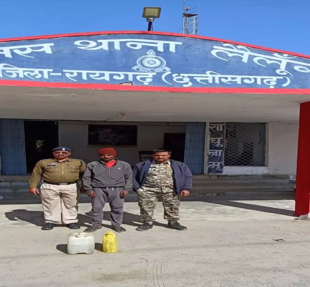 CG: 10 लीटर अवैध महुआ शराब के साथ आरोपी गिरफ्तार CG: 10 लीटर अवैध महुआ शराब के साथ आरोपी गिरफ्तार