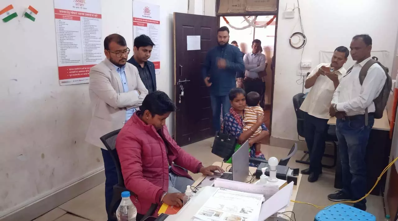 कलेक्टर ने आधार सेवा केंद्र का किया औचक निरीक्षण कलेक्टर ने आधार सेवा केंद्र का किया औचक निरीक्षण
