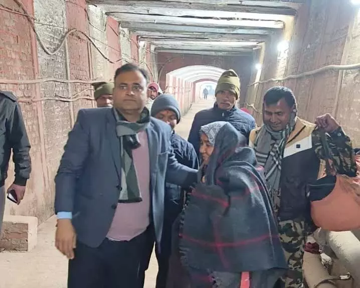 IAS डीएम ने ठिठुरन वाली ठंड से बचाव के लिए घने कोहरे एवं अंधेरे में घूम कर असहायों के बीच बांटी कंबल IAS डीएम ने ठिठुरन वाली ठंड से बचाव के लिए घने कोहरे एवं अंधेरे में घूम कर असहायों के बीच बांटी कंबल