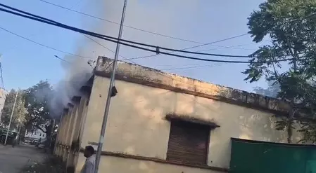 जिला अस्पताल के दवा स्टोर में भीषण आग, दो घंटों की मशक्कत के बाद पाया काबू जिला अस्पताल के दवा स्टोर में भीषण आग, दो घंटों की मशक्कत के बाद पाया काबू