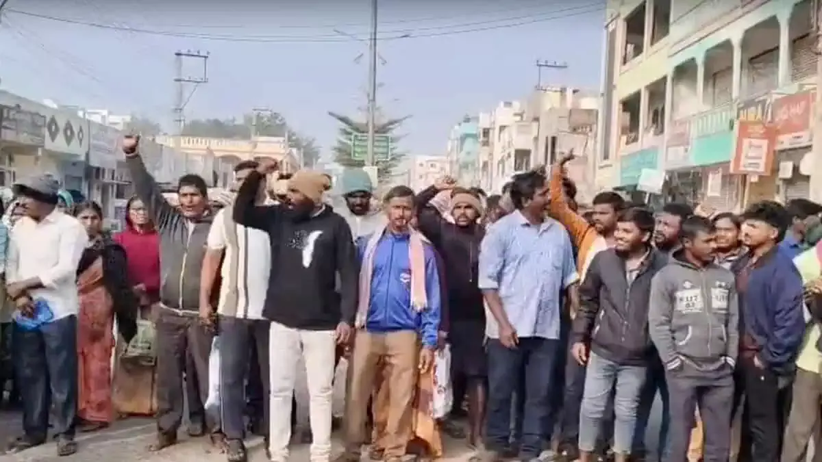 Telangana: यूरिया की कमी को लेकर किसानों ने महबूबाबाद-थोरूर रोड किया जाम Telangana: यूरिया की कमी को लेकर किसानों ने महबूबाबाद-थोरूर रोड किया जाम