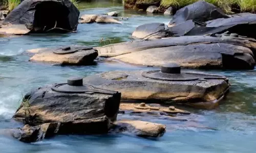 Karnataka : रहस्यमयी नदी में 1,000 शिवलिंग, आज भी अनसुलझा है इनके निर्माण का रहस्य Karnataka : रहस्यमयी नदी में 1,000 शिवलिंग, आज भी अनसुलझा है इनके निर्माण का रहस्य
