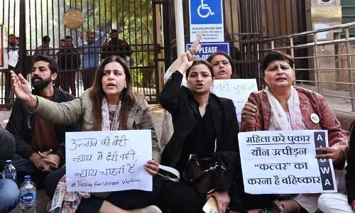 उन्नाव रेप पीड़िता की मां और एक्टिविस्ट्स ने हाई कोर्ट के बाहर किया विरोध प्रदर्शन उन्नाव रेप पीड़िता की मां और एक्टिविस्ट्स ने हाई कोर्ट के बाहर किया विरोध प्रदर्शन