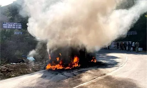 Kangra: आग का गाेला बनी टैक्सी,यात्रियों ने ऐसे बचाई जान Kangra: आग का गाेला बनी टैक्सी,यात्रियों ने ऐसे बचाई जान