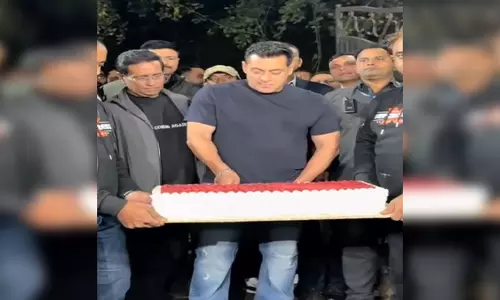 Salman Khan Birthday: पनवेल फार्महाउस पर सलमान खान ने पैपराजी के साथ काटा केक, फैंस पर भी लुटाया प्यार
