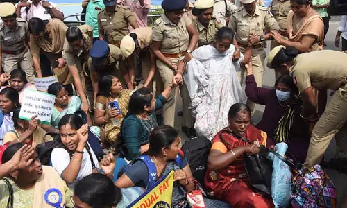 Chennai में विरोध प्रदर्शन करने पर 1,400 सेकेंडरी स्कूल टीचर गिरफ्तार