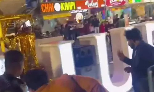 Indore : इंदौर में एक ग्रुप ने क्रिसमस की सजावट को ज़बरदस्ती हटाया Indore : इंदौर में एक ग्रुप ने क्रिसमस की सजावट को ज़बरदस्ती हटाया