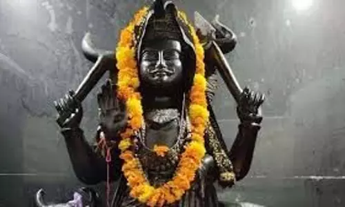 Shani Dev: शनि देव की खुली आंखों वाली मूर्ति में पूजा करने से क्यों डरते हैं लोग Shani Dev: शनि देव की खुली आंखों वाली मूर्ति में पूजा करने से क्यों डरते हैं लोग