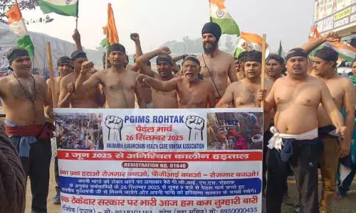दैनिक वेतन भोगी कर्मचारियों ने अर्धनग्न होकर विरोध प्रदर्शन किया