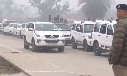 OMG! LIVE वीडियो...सीएम के काफिले की कार ने DSP को मारी टक्कर OMG! LIVE वीडियो...सीएम के काफिले की कार ने DSP को मारी टक्कर