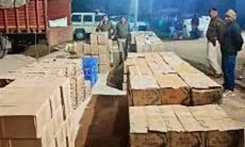 UP News: चेकिंग के दौरान ट्रक के अंदर से अंग्रेजी शराब बरामद , चालक गिरफ्तार