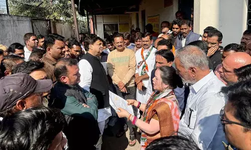 स्मार्ट मीटर की समस्याओं को लेकर कांग्रेस ने DISCOM ऑफिस के सामने विरोध प्रदर्शन किया