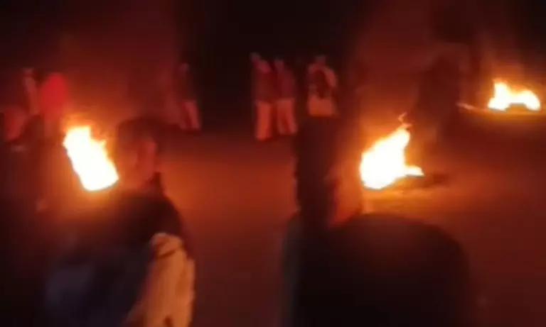 Assam: हिट-एंड-रन में Numjang गांव के व्यक्ति की मौत, लोगों ने NH-27 पर फूंके टायर Assam: हिट-एंड-रन में Numjang गांव के व्यक्ति की मौत, लोगों ने NH-27 पर फूंके टायर