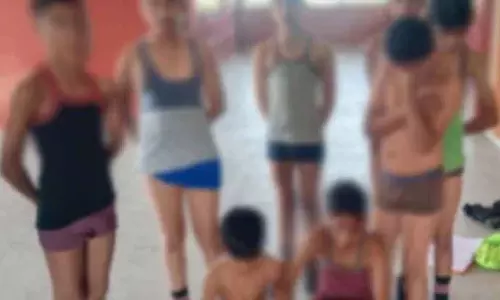 Bhopal : स्कूल टीचरों ने छात्रों के कपड़े उतरवाकर उन्हें कड़ाके की ठंड में खड़ा कर दिया Bhopal : स्कूल टीचरों ने छात्रों के कपड़े उतरवाकर उन्हें कड़ाके की ठंड में खड़ा कर दिया