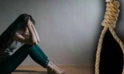 Rewari: आत्महत्या की चेतावनी देकर महिला ने मांगा इंसाफ Rewari: आत्महत्या की चेतावनी देकर महिला ने मांगा इंसाफ