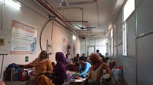Gurugram : अस्पताल में बेड की कमी के कारण गर्भवती महिला को भर्ती करने से मना किया गया