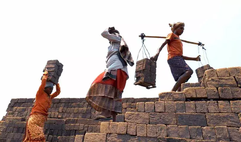 Labor trafficking: राजस्थान पुलिस ने महाराष्ट्र से 53 आदिवासी मजदूरों को बचाया Labor trafficking: राजस्थान पुलिस ने महाराष्ट्र से 53 आदिवासी मजदूरों को बचाया