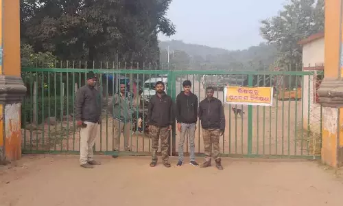 Bhubaneswar : पहाड़ियों में हाथियों के घूमने के कारण शिखरचंडी मंदिर और पिकनिक क्षेत्र बंद कर दिया गया Bhubaneswar : पहाड़ियों में हाथियों के घूमने के कारण शिखरचंडी मंदिर और पिकनिक क्षेत्र बंद कर दिया गया