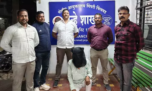 Pune : पिंपरी-चिंचवड़ क्राइम ब्रांच ने जुन्नर के जंगल में छिपे हत्या की कोशिश के फरार आरोपी को पकड़ा Pune : पिंपरी-चिंचवड़ क्राइम ब्रांच ने जुन्नर के जंगल में छिपे हत्या की कोशिश के फरार आरोपी को पकड़ा