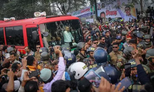 Dhaka में हादी की हत्या पर गुस्सा, तारिक रहमान ने पिता की कब्र पर श्रद्धांजलि दी