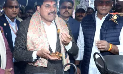 Bhopal: डॉ. यादव ने मालवा के खानपान का आनंद लिया Bhopal: डॉ. यादव ने मालवा के खानपान का आनंद लिया