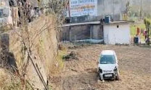 Shimla accident: अचानक सामने आया पशु, खेत में जा गिरी कार Shimla accident: अचानक सामने आया पशु, खेत में जा गिरी कार