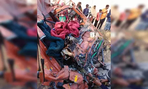 दो ट्रकों की आपस में जोरदार टक्कर, थमीं दो ड्राइवरों की सांसें दो ट्रकों की आपस में जोरदार टक्कर, थमीं दो ड्राइवरों की सांसें