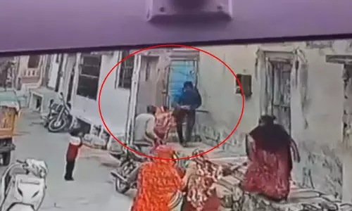 LIVE वीडियो...दामाद ने सरेआम किया ससुराल वालों पर तलवार से जानलेवा हमला