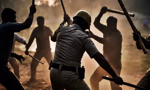 Bihar में मछली पकड़ने के अधिकार के विवाद में बीच-बचाव करने गए पुलिस वाले पर हमला Bihar में मछली पकड़ने के अधिकार के विवाद में बीच-बचाव करने गए पुलिस वाले पर हमला