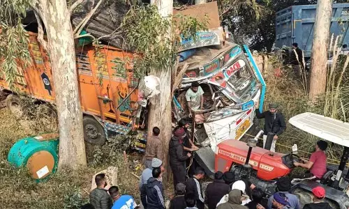 Garhshankar जा रहे ट्रक की प्राइवेट बस से टक्कर, यात्री बाल-बाल बचे Garhshankar जा रहे ट्रक की प्राइवेट बस से टक्कर, यात्री बाल-बाल बचे