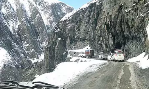Ladakh में ठंड का प्रकोप बढ़ा, 30 दिसंबर से ज़ोजिला एक्सिस पर बर्फबारी की संभावना।