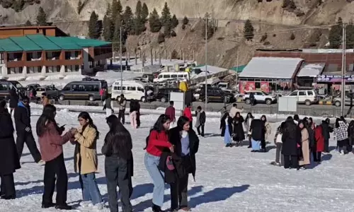 Jammu-Kashmir: मशहूर Tourist Place में उमड़ी सैलानियों की भीड़ Jammu-Kashmir: मशहूर Tourist Place में उमड़ी सैलानियों की भीड़
