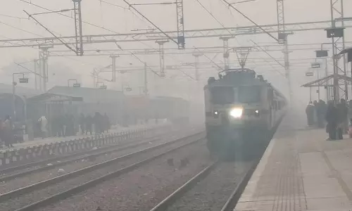 Haryana : कोहरे की वजह से ट्रेन सर्विस पटरी से उतरी, ट्रेनें 10 घंटे तक लेट हुईं Haryana : कोहरे की वजह से ट्रेन सर्विस पटरी से उतरी, ट्रेनें 10 घंटे तक लेट हुईं