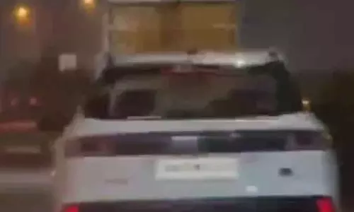 Bengaluru : सुमनहल्ली फ्लाईओवर पर कार ने बुलेट बाइक को खींच लिया Bengaluru : सुमनहल्ली फ्लाईओवर पर कार ने बुलेट बाइक को खींच लिया