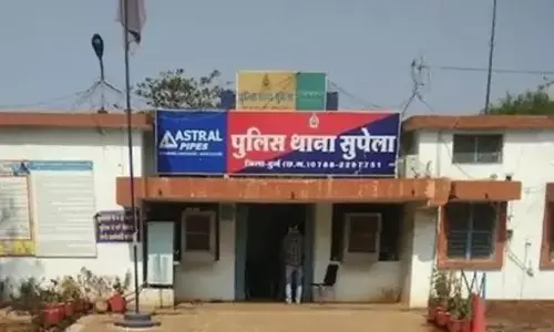 ऑडी कार पर नजर फेरने पर छात्र को पीटा, भिलाई में सरेआम गुंडागर्दी ऑडी कार पर नजर फेरने पर छात्र को पीटा, भिलाई में सरेआम गुंडागर्दी