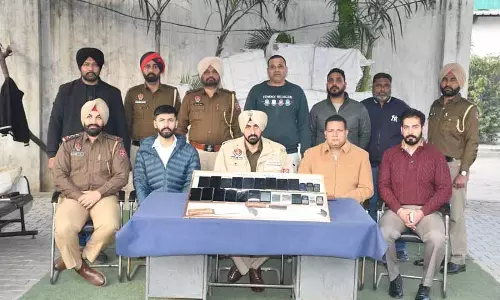Ludhiana: तीन लोग पकड़े गए, चोरी के मोबाइल, बाइक जब्त Ludhiana: तीन लोग पकड़े गए, चोरी के मोबाइल, बाइक जब्त