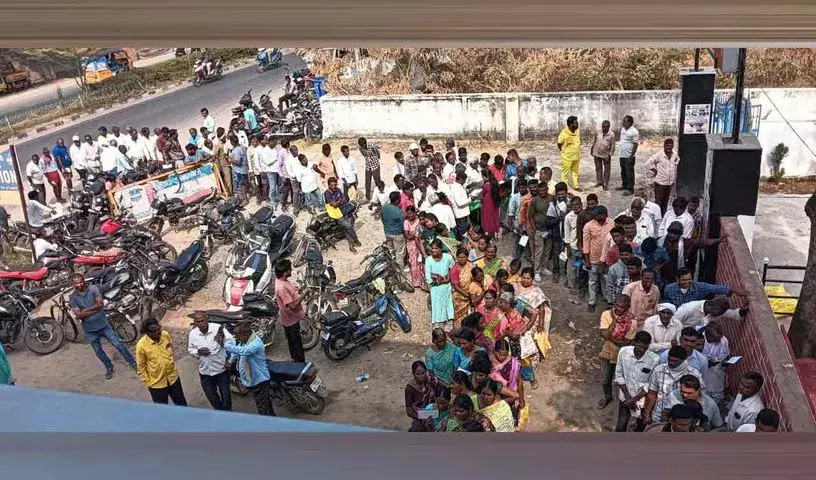 Telangana: खाद के लिए किसान लंबी लाइनों में इंतज़ार कर रहे Telangana: खाद के लिए किसान लंबी लाइनों में इंतज़ार कर रहे
